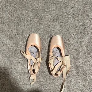 Suffolk pointe shoes